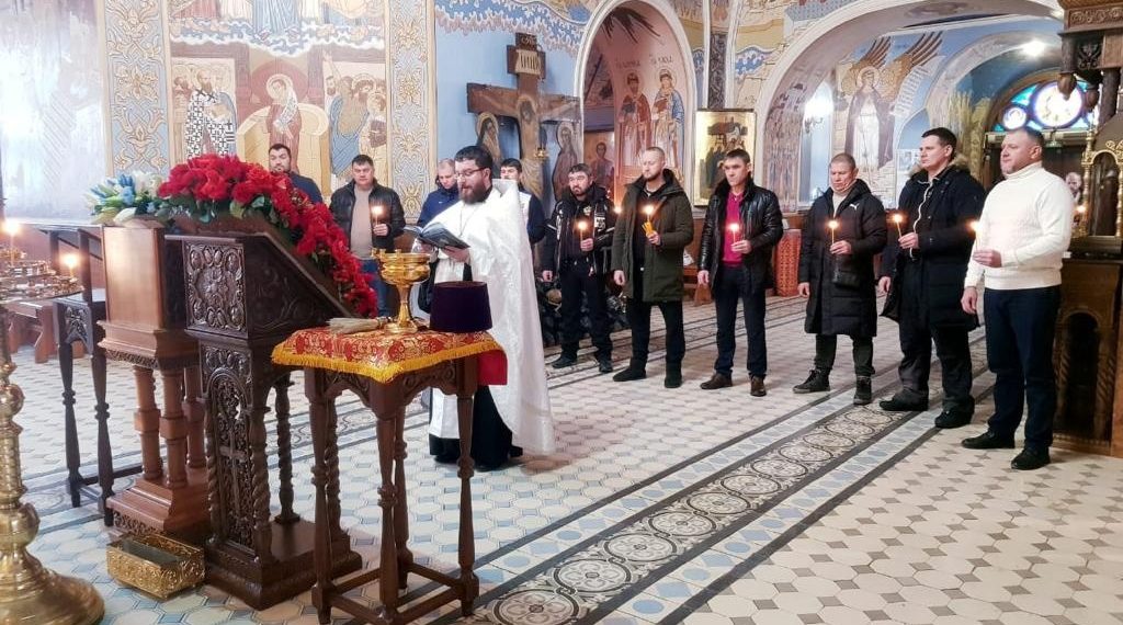 В новосибирском храме помолились за бойцов ММА