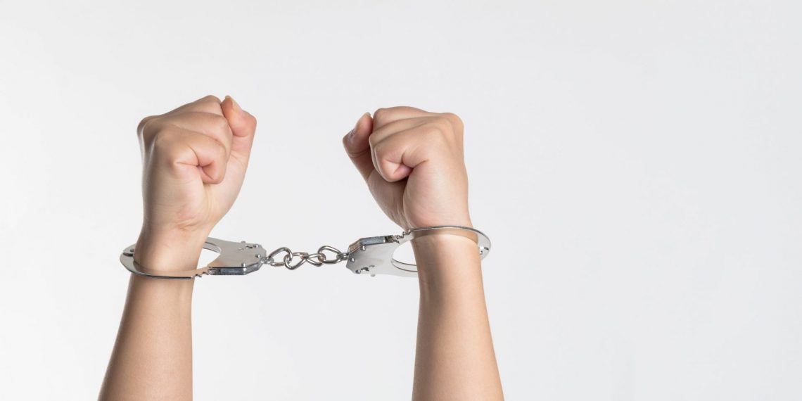 Полицейским запретили надевать кандалы на конвоируемых женщин и детей