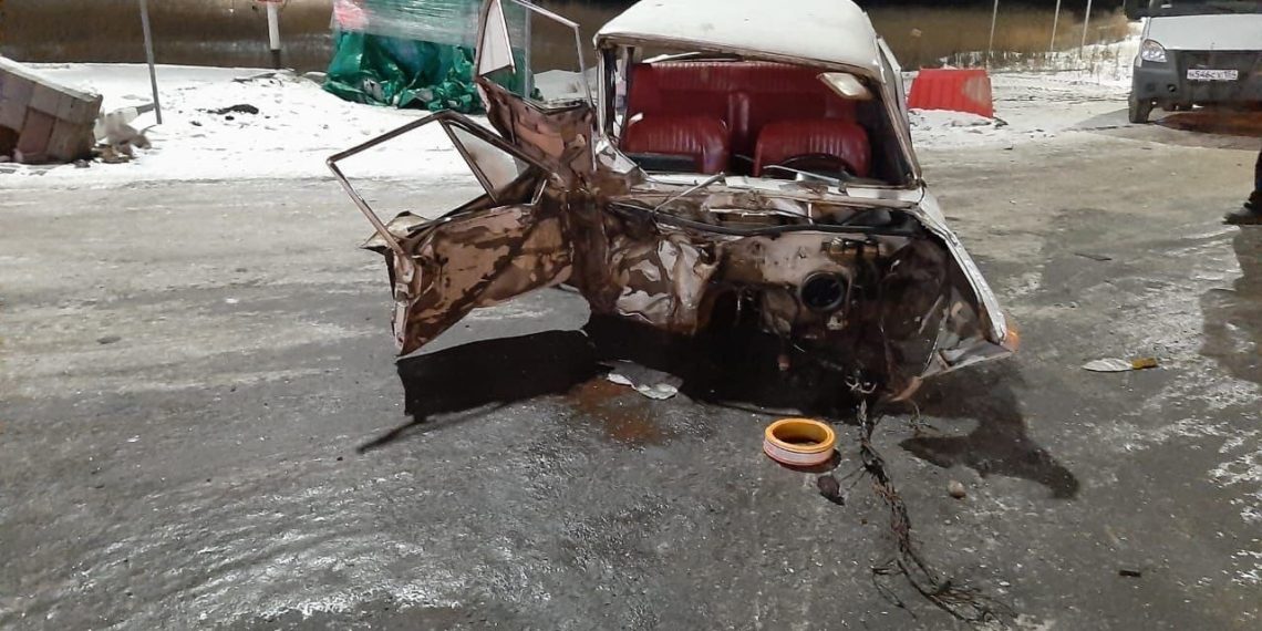 ВАЗ под управлением 23-летнего водителя попал под тягач в Коченёвском районе