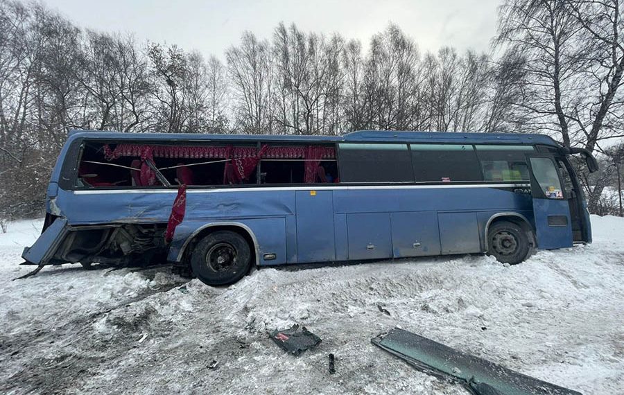 Автобус с детьми попал под КамАЗ на трассе Новосибирск — Барнаул