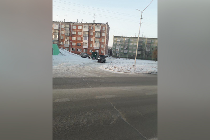 Первоклассник скатился на «ватрушке» под машину в Бердске