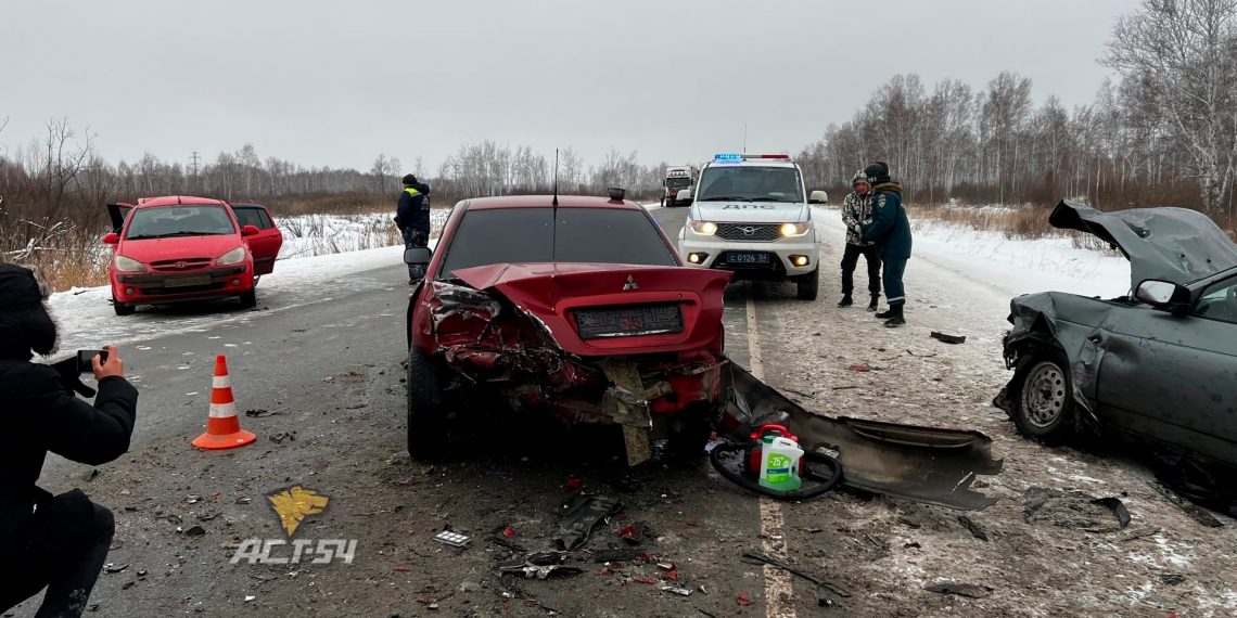 Под Новосибирском произошло массовое ДТП с четырьмя автомобилями