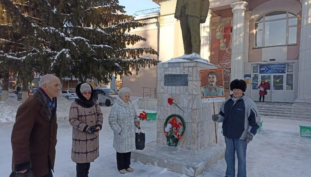Коммунисты Бердска отметили день рождения Сталина возле памятника Ленину