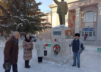 Коммунисты Бердска отметили день рождения Сталина возле памятника Ленину