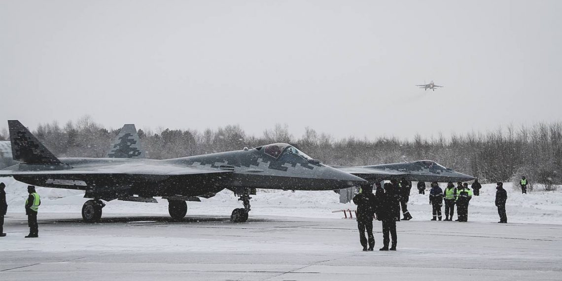 Четыре истребителя пятого поколения Су-57 заметили в небе над Новосибирском