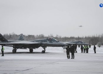 Четыре истребителя пятого поколения Су-57 заметили в небе над Новосибирском