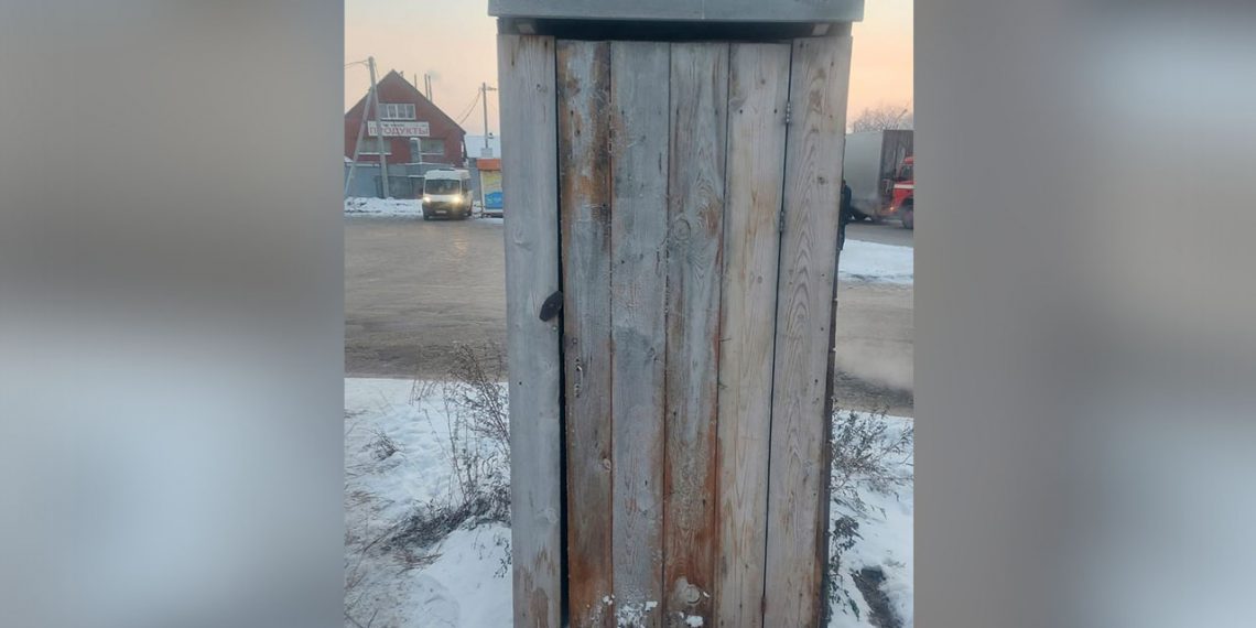 Отчет новосибирского депутата о ремонте деревянного туалета стал интернет-мемом