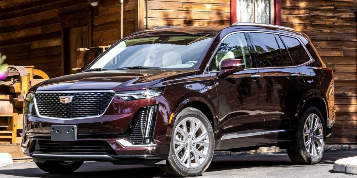 Машина за 7 млн рублей сгорела под окнами дома на Колыванской