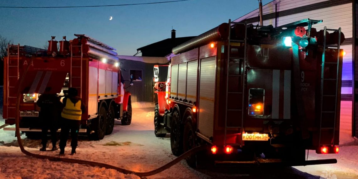 Склад превратился в массивное кострище в Новосибирске