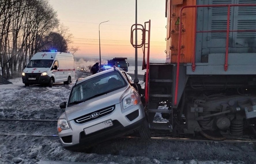 Тепловоз снес легковушку на ж/д переезде под Новосибирском