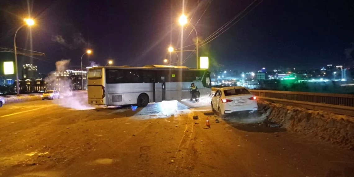 Toyota загорелась от удара об автобус на Димитровском мосту: есть пострадавший