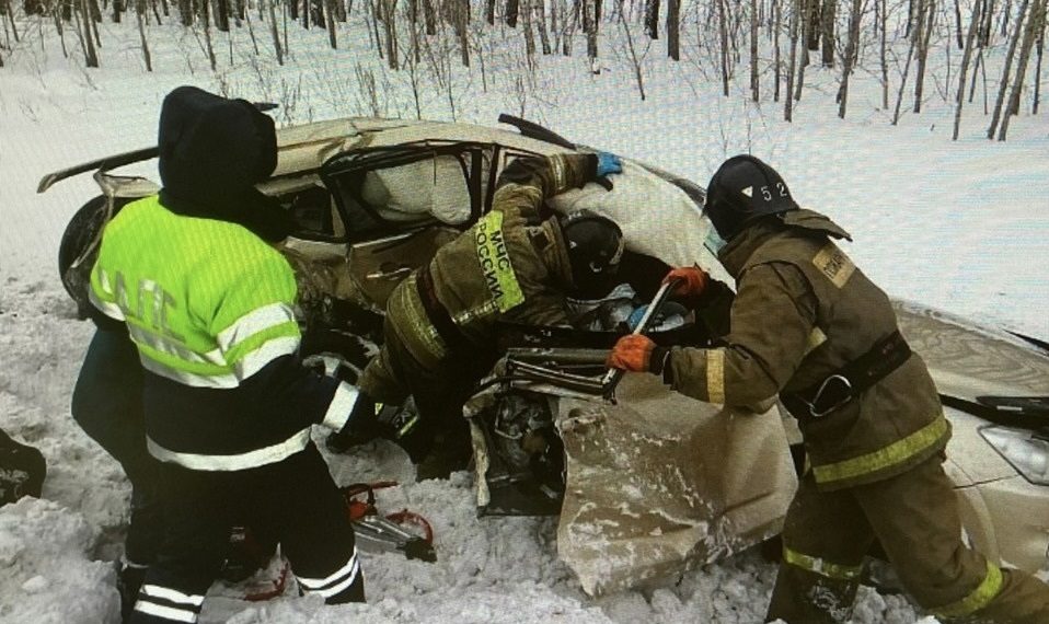 В Болотнинском районе во время ДТП в машине зажало двух человек