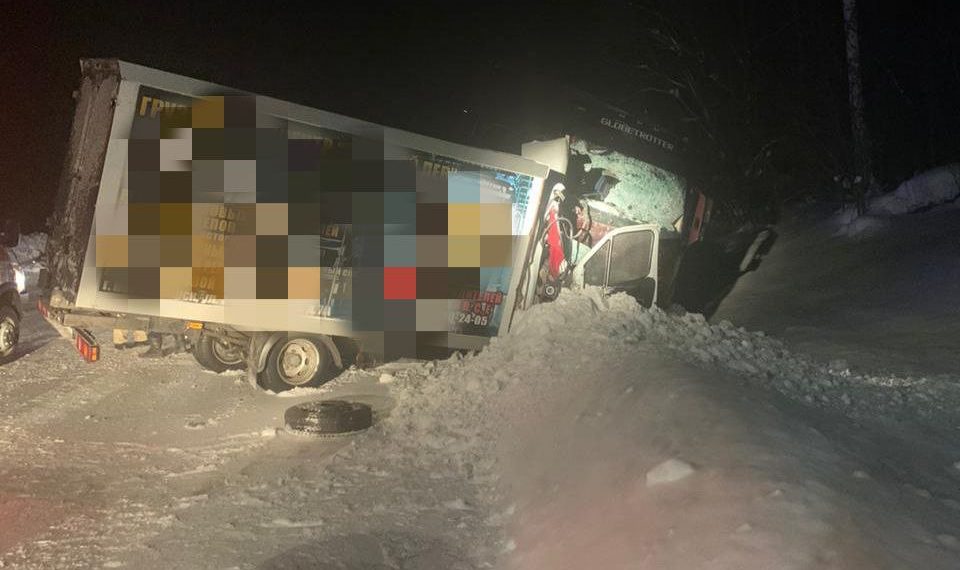 Мужчина погиб в столкновении грузовиков на трассе под Новосибирском