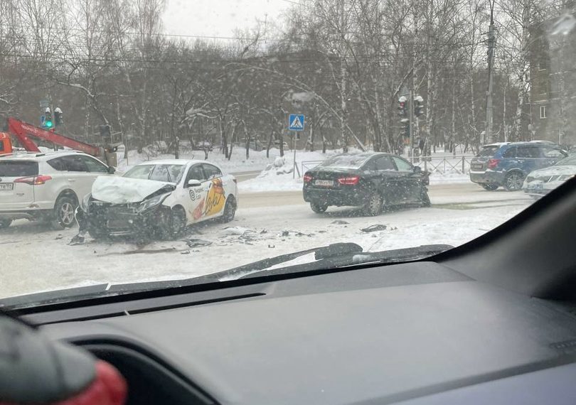 Пять человек пострадали в ДТП с такси в Новосибирске