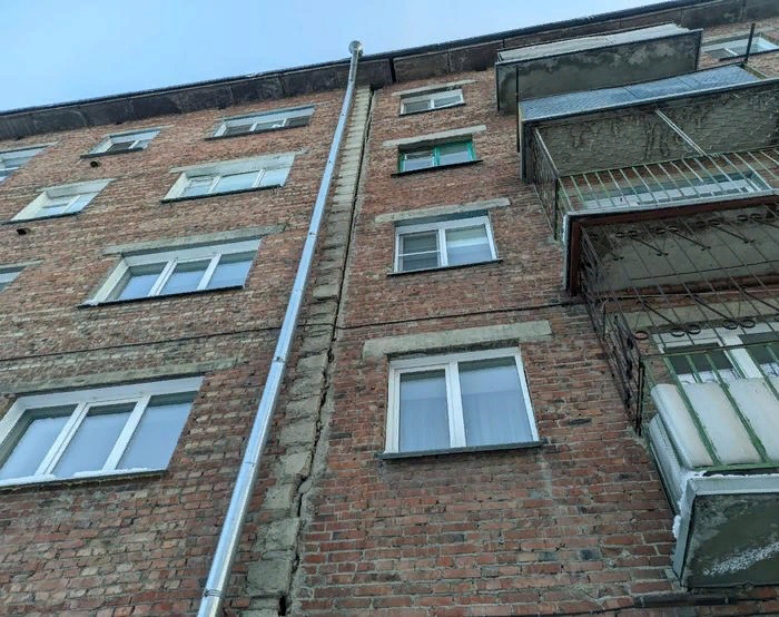 Новосибирцы обнаружили, что их многоэтажка треснула
