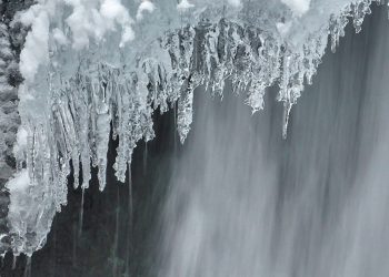 Посреди зимы в алтайском заповеднике пробудился 12-метровый водопад