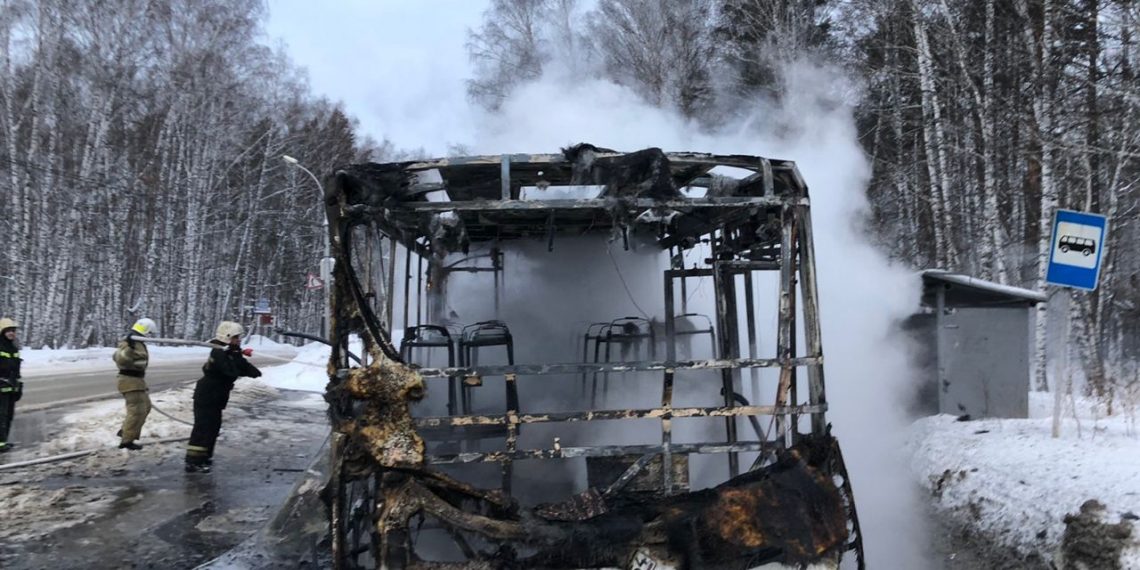 В Новосибирске сгорел пассажирский автобус