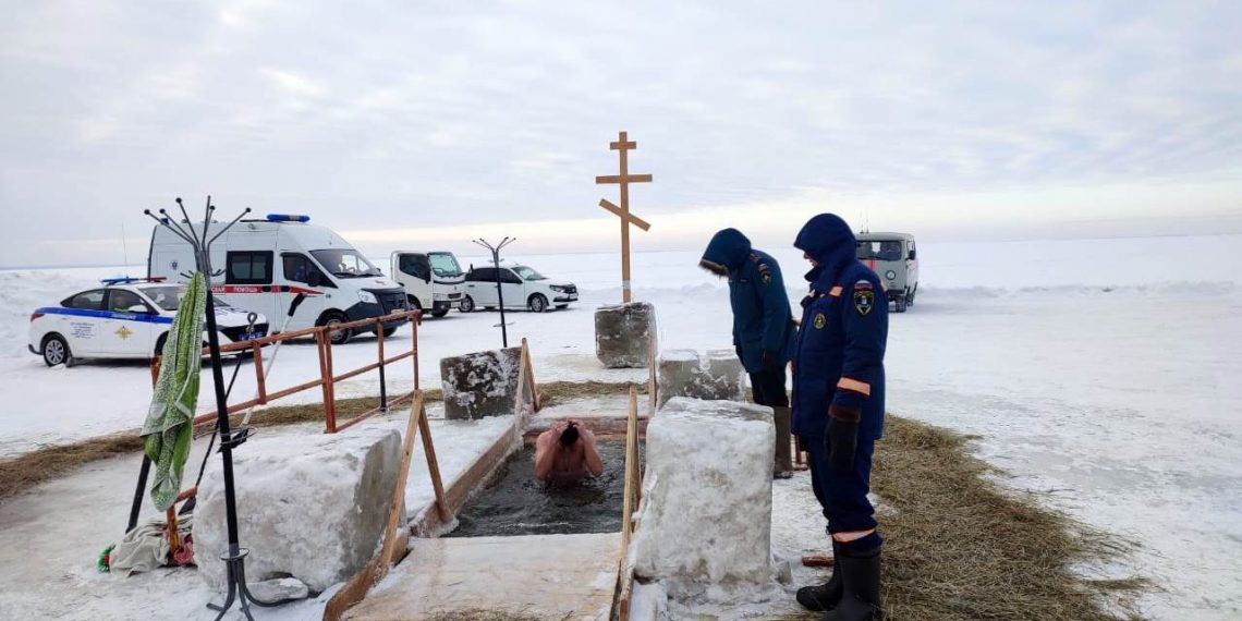 Жители Новосибирска пожаловались на «ледяные» точки обогрева у купели