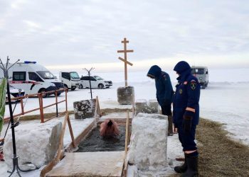 Жители Новосибирска пожаловались на «ледяные» точки обогрева у купели