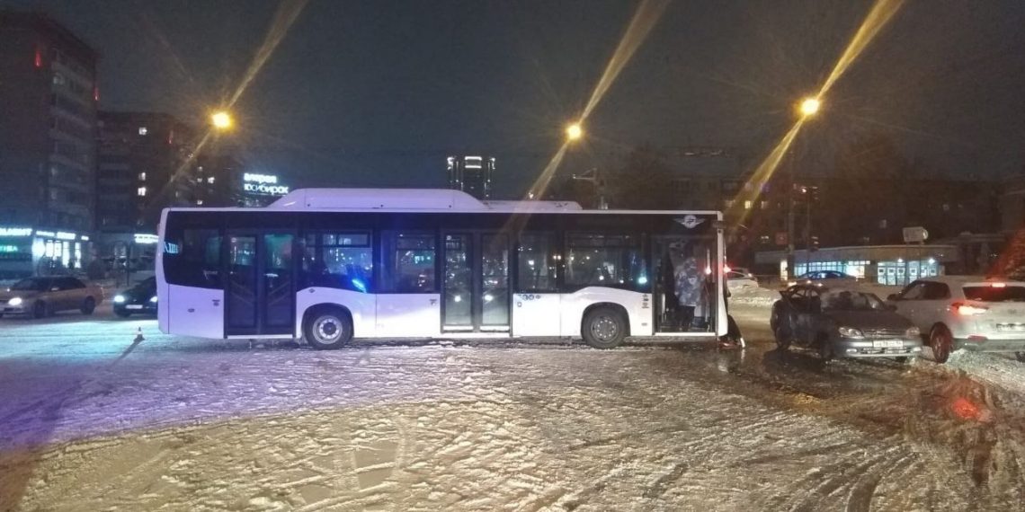 На Красном проспекте столкнулись автобус с 30 пассажирами и легковушка