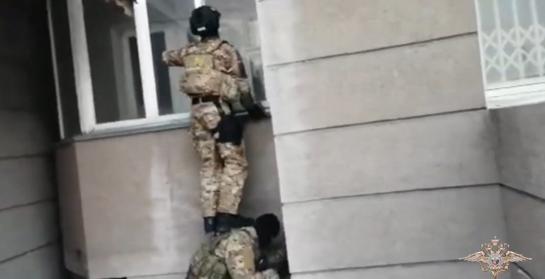 Спецназ взял штурмом офисы лжебанкиров в Новосибирске: они обманули полсотни человек