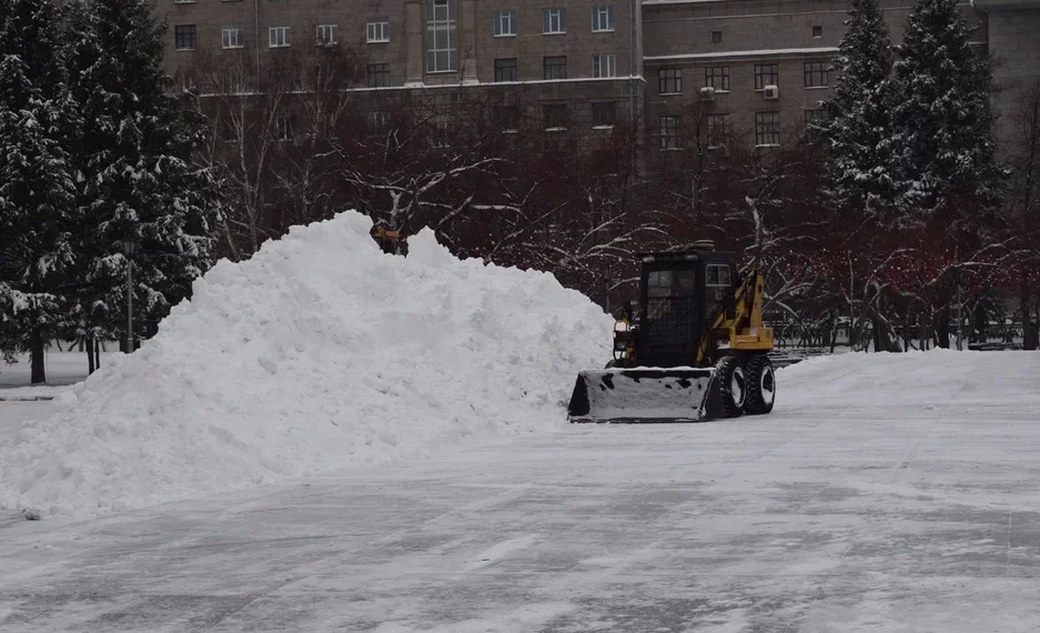 Городские власти назвали дату ликвидации снежной кучи на Бориса Богаткова в Новосибирске