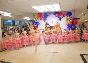 Юные новосибирцы на каникулах оказались в сказке с Дедом Морозом и Щелкунчиком