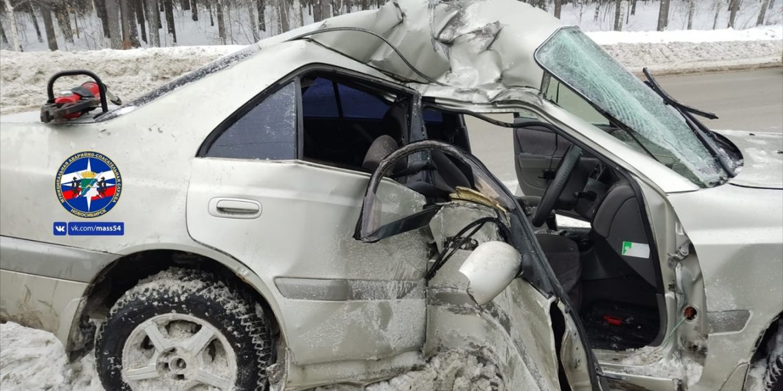 Девушку зажало в смятой машине на Бердском шоссе