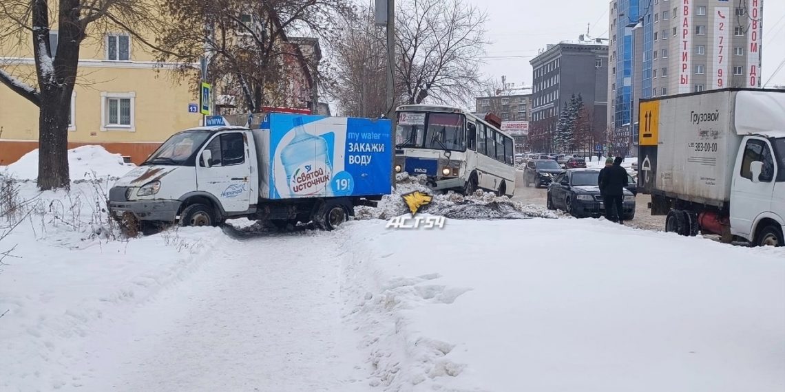 Пассажирский автобус столкнулся с грузовиком в Новосибирске