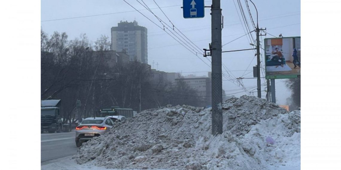 Огромную снежную кучу наложили дорожники на выделенной полосе для общественного транспорта в Новосибирске