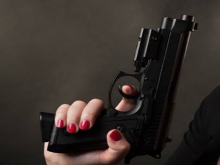 Селянка открыла стрельбу из калашникова в Новосибирске и получила замечание, а потом приговор