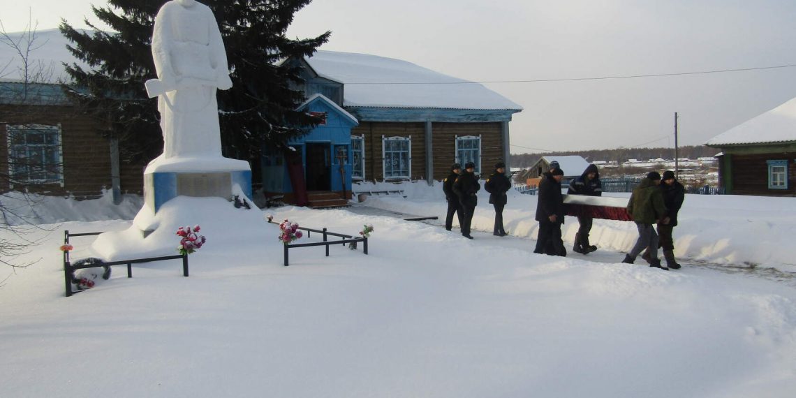 С погибшим в СВО мобилизованным дальнобойщиком Денисом Цеценко простились в Новосибирской области