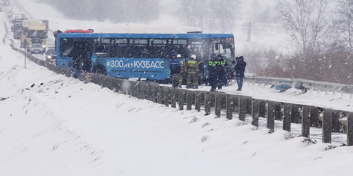Пять человек погибли в ДТП с пассажирским автобусом в Кузбассе