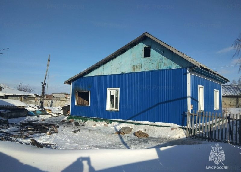 Пенсионерка выпрыгнула из горящего дома и спаслась под Новосибирском