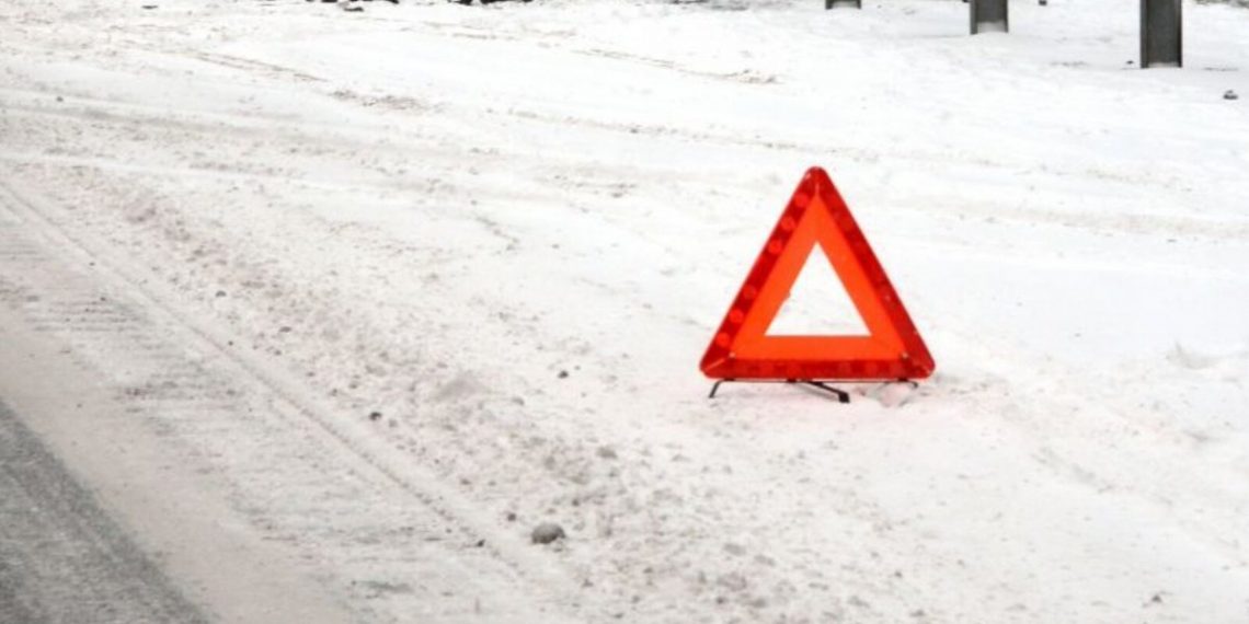 Два пешехода помогали человеку на трассе под Новосибирском и попали под колеса машины