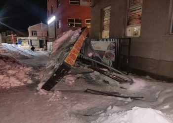 Заснеженная остановка сложилась пополам в Новосибирске