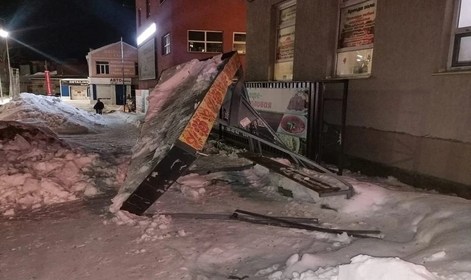 Заснеженная остановка сложилась пополам в Новосибирске