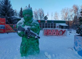 Танки, разведчики и кролики: курсанты НВВКУ слепили скульптуры из снега