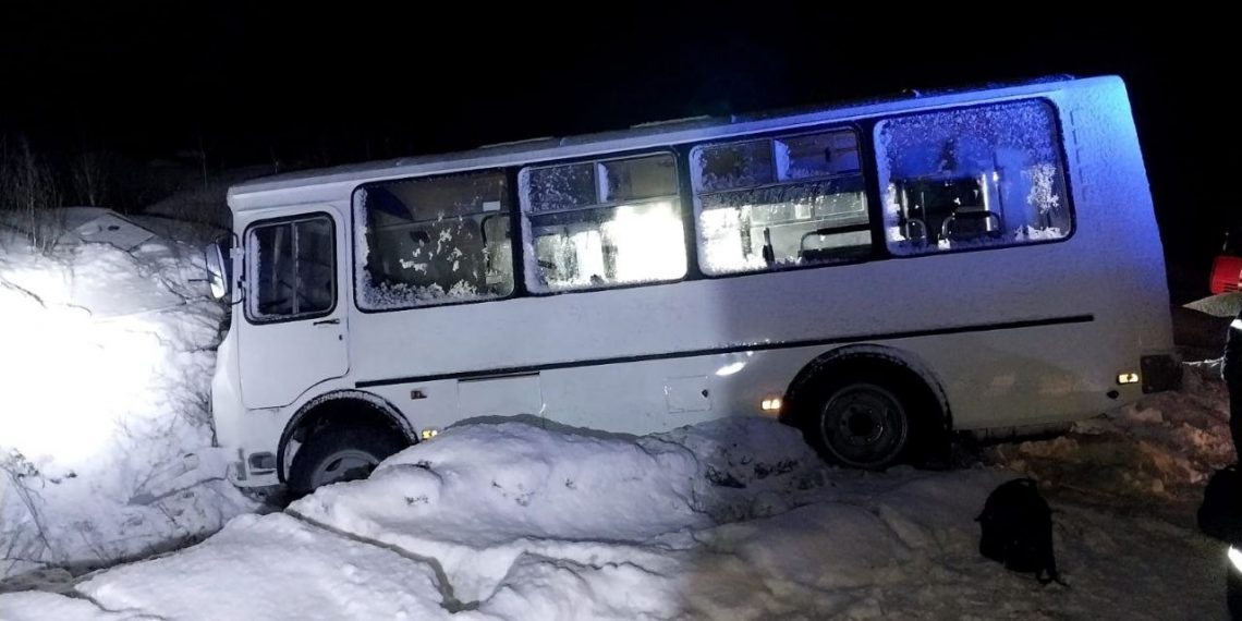 В Искитимском районе ПАЗ с работниками разреза слетел с дороги