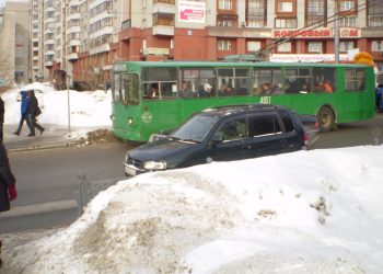 Жительница Новосибирска сломала руку в троллейбусе — водителя проверяют следователи