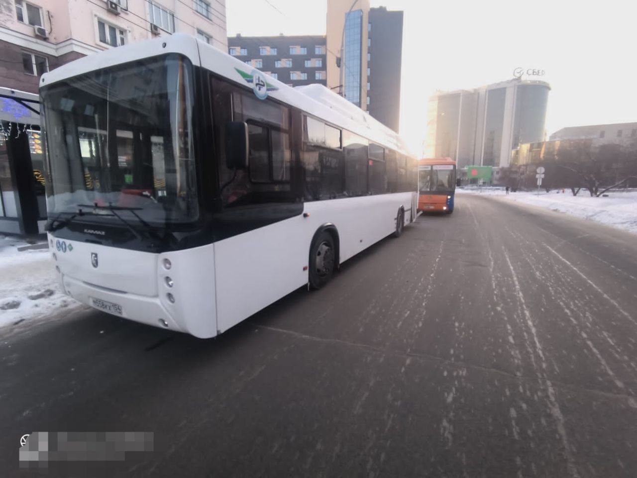 Два пассажирских автобуса не поделили остановку возле «Красного факела»