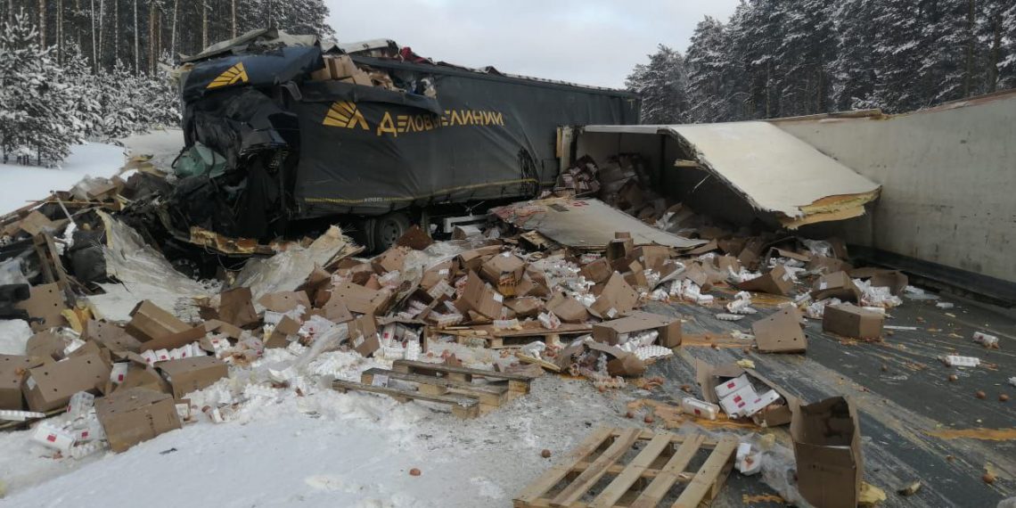 Фуру разнесло на части от столкновения с грузовиком в Коченевском районе