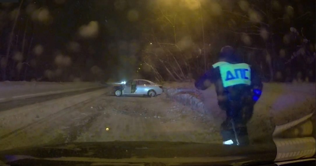 Полицейским пришлось по сугробам догонять водителя «Тойоты» после ночной погони в Новосибирске