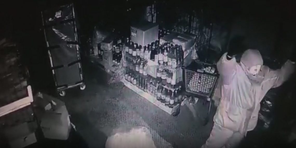 Житель Татарска руками выбил замок и попытался ограбить магазин