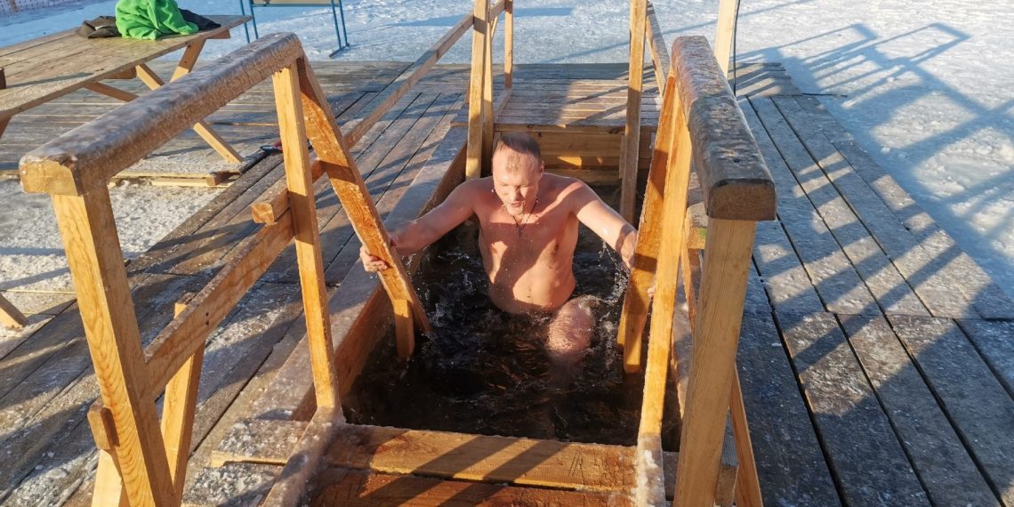 Десять тысяч новосибирцев окунулись в крещенские проруби