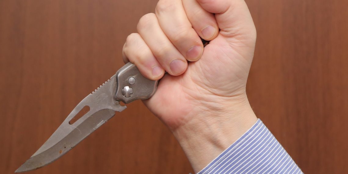 Сибиряк попытался убить бывшую сожительницу на глазах у её семьи