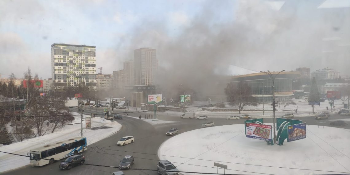 Очевидцев испугало облако дыма над зданием цирка в Новосибирске