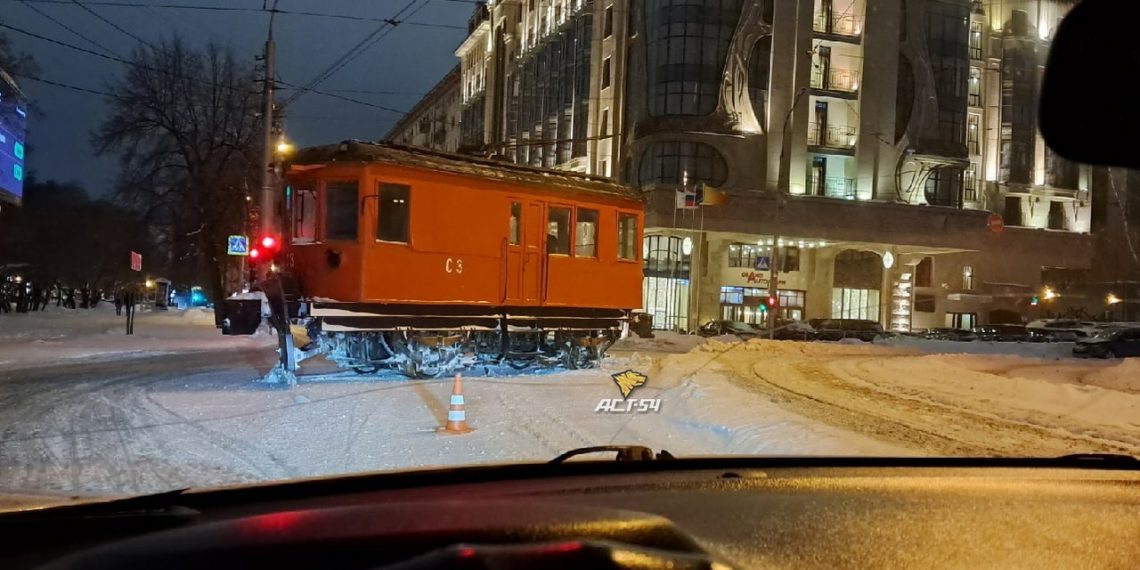 Вагон для расчистки трамвайных путей слетел с рельсов в Новосибирске