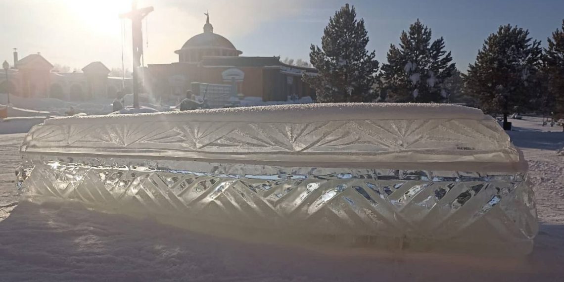 Ледяной гроб: необычными декорациями украсили крематорий в Новосибирске