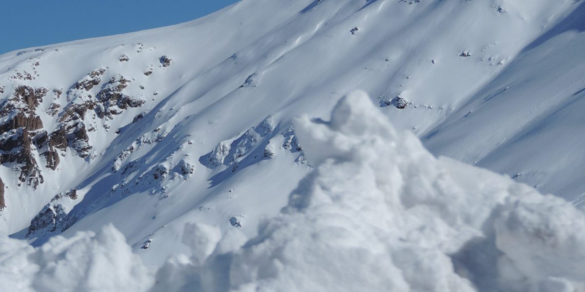 Новосибирца на снегоходе убило снежной лавиной